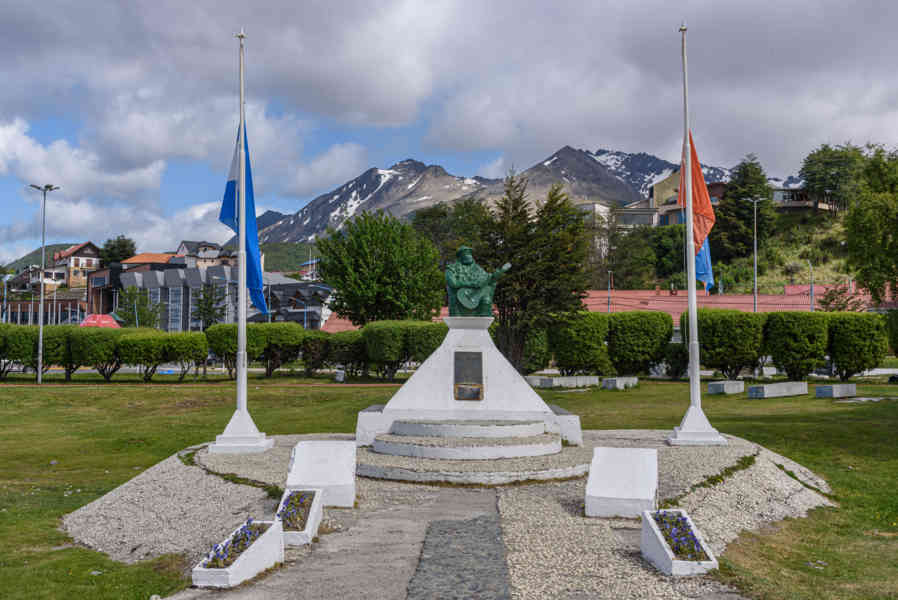 Argentina 134 - Ushuaia - monumento al poeta José Hernández.jpg